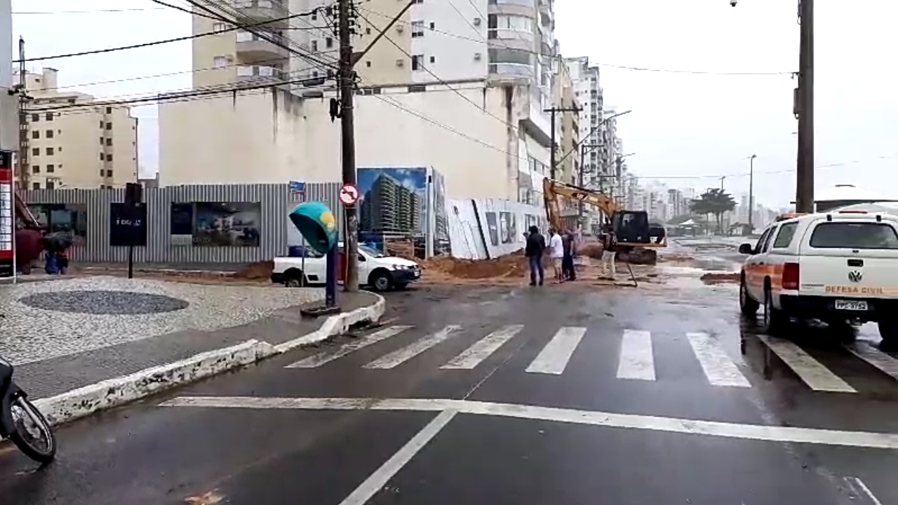Screenshot 20190518 111747 - Por causa das chuvas, obra na Praia do Morro é atingida e trecho da Avenida Beira Mar é interditado