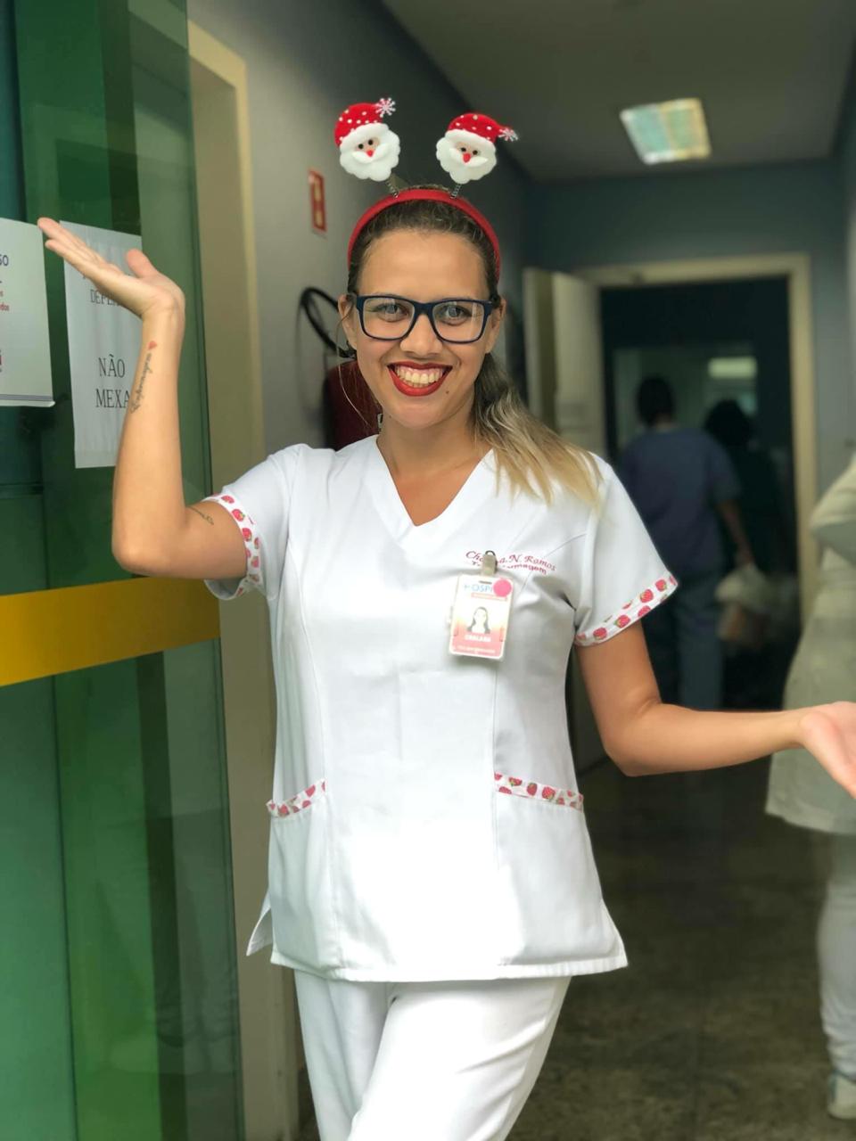 Técnica de enfermagem de Guarapari conquista pacientes com jeito diferenciado de levar a profissão