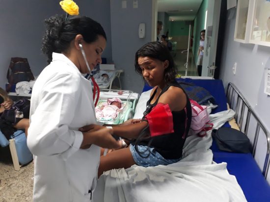 cuidados - Após dar à luz em ponto de ônibus de Guarapari, mãe e bebê passam bem