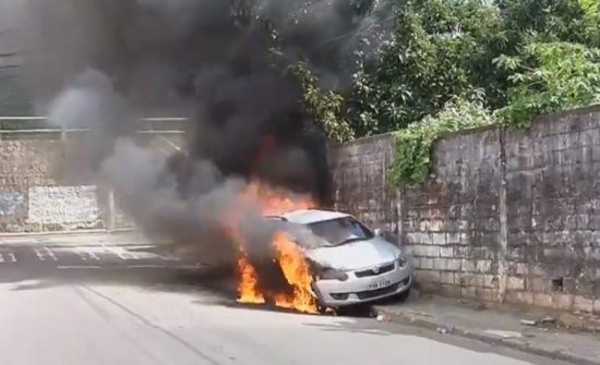 Sindicato e Federação dos Jornalistas repudiam ataque a carro da TV Vitória 1 fogo carro tv vitória