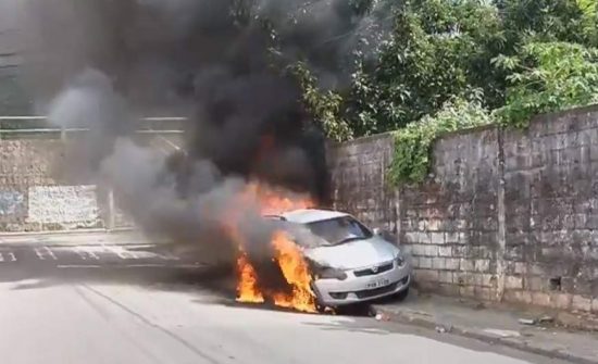 fogo carro tv vitória - Sindicato e Federação dos Jornalistas repudiam ataque a carro da TV Vitória