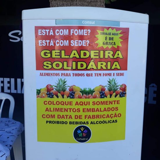 Geladeira - 'Geladeira Solidária': Projeto em Guarapari oferece alimentos para moradores em situação de rua