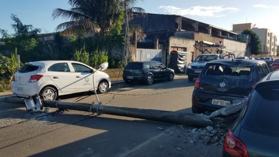 acidente pdm 1 - Carro atinge e derruba poste em Guarapari