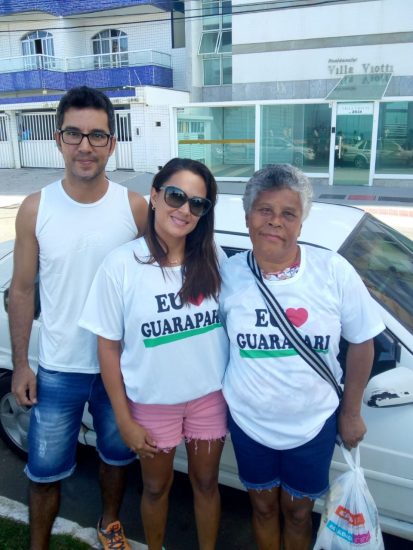 manifestaçã 2 - Moradores de Guarapari realizam ato contra os gastos com a revitalização da orla da Praia do Morro