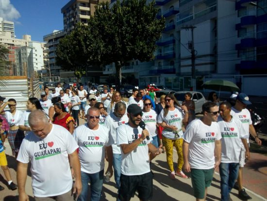 manifestação 2 - Moradores de Guarapari realizam ato contra os gastos com a revitalização da orla da Praia do Morro