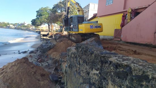 muro meaípe 2 - Secretaria de Obras públicas de Guarapari constrói barreira física na orla de Meaípe