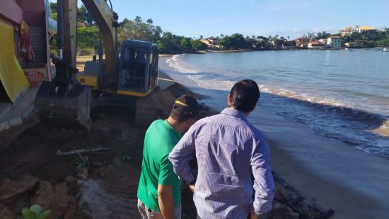 prefeito meaípe - Secretaria de Obras públicas de Guarapari constrói barreira física na orla de Meaípe