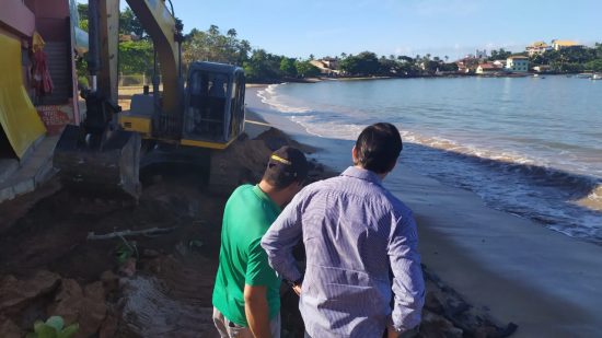 Secretaria de Obras públicas de Guarapari constrói barreira física na orla de Meaípe 2 prefeito meaípe