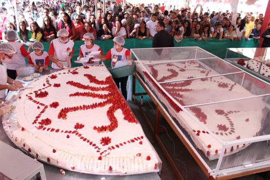 Corte das tortas gigantes 4 MENOR 1 - Festa do Morango começa amanhã (27) com corrida, passeio ciclístico e muita música em Pedra Azul