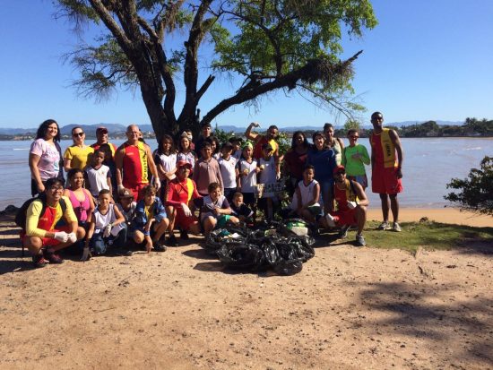 GuaravidasAnchieta - Guarda-vidas e alunos se unem para limpeza das praias em Anchieta