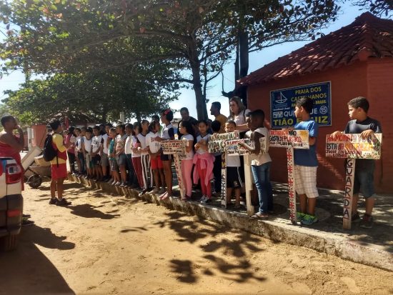 GuaravidasAnchieta1 - Guarda-vidas e alunos se unem para limpeza das praias em Anchieta