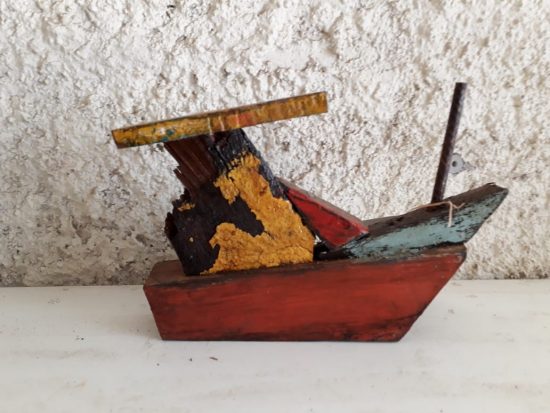 WhatsApp Image 2019 07 25 at 13.35.40 1 - Madeiras de embarcações desativadas viram arte nas mãos de artesã de Guarapari