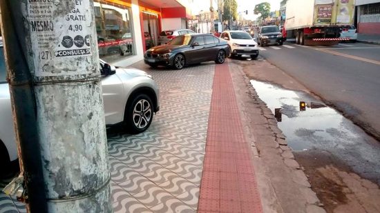 carro estacionado3 - Morador denuncia carros nas calçadas e pedestres obrigados a andar na rua em Guarapari