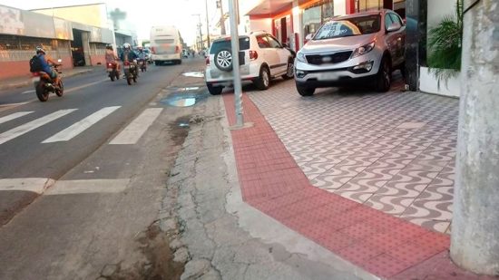 carros estacionados - Morador denuncia carros nas calçadas e pedestres obrigados a andar na rua em Guarapari
