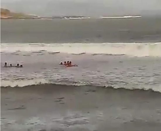 salvamento praia do morro - Turistas mineiros são resgatados por guarda-vidas na Praia do Morro em Guarapari
