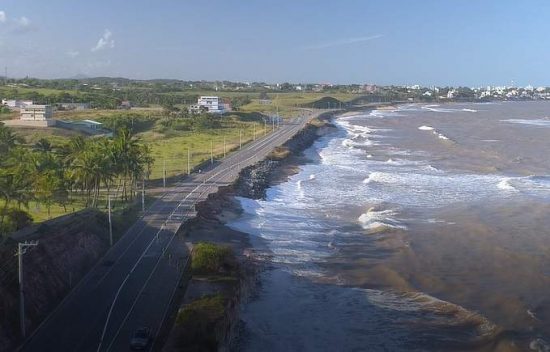 vídeo ressaca - Imagens aéreas mostram prejuízos da erosão em rodovia de Guarapari