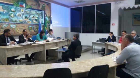 Comissão com o técnico administrativo Márcio Siqueira - Mais testemunhas são ouvidas pela CP que investiga denuncia contra vereador em Guarapari; Ex-secretário de Turismo não compareceu
