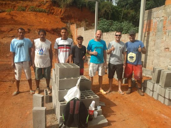 Qualificar 4 - Projeto social recebe ajuda de voluntários para seguir com obra em Guarapari