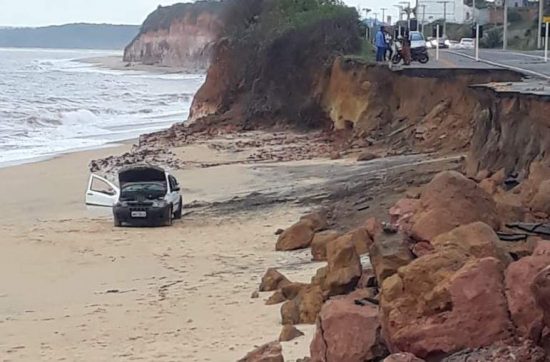 embriagado - Idoso com sinais de embriaguez cai com carro na praia em Guarapari