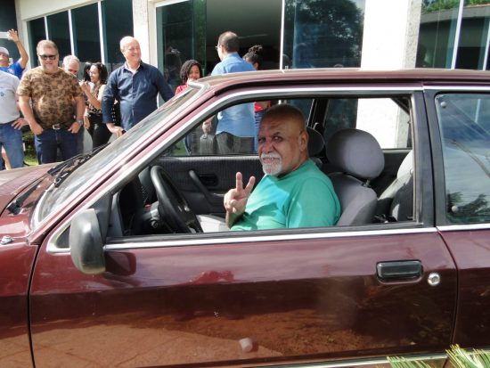 Funcionário mais antigo da prefeitura de Guarapari ganha carro de colegas após ter o próprio furtado