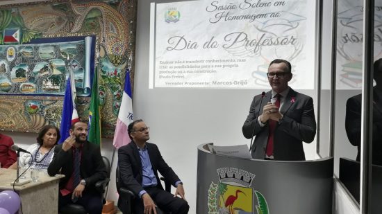 Sessão solene na Câmara de Guarapari debate desvalorização profissional no Dia do Professor