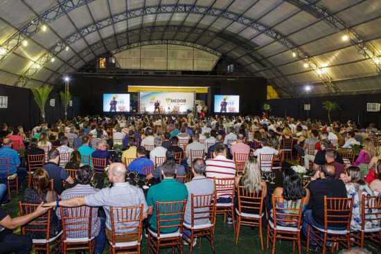 Sicoob Sul-Litorâneo recebe palestrante renomado em evento anual da cooperativa