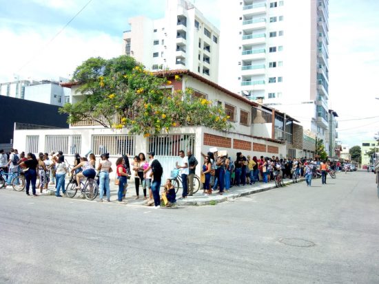 Pré-seleção em hamburgueria provoca fila gigante em Guarapari