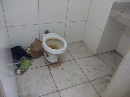 Moradores de Guarapari cobram manutenção do banheiro na Praça de Muquiçaba