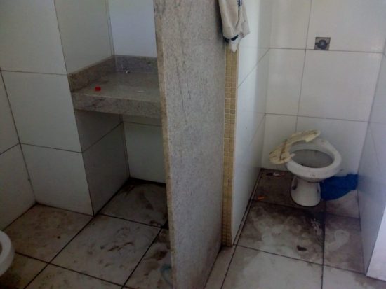 WhatsApp Image 2019 10 28 at 14.10.13 - Moradores de Guarapari cobram manutenção do banheiro na Praça de Muquiçaba