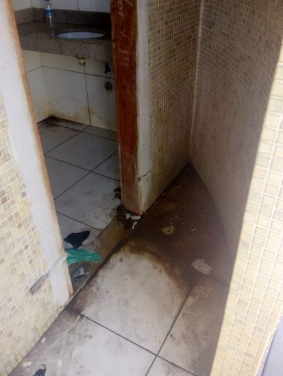 Moradores de Guarapari cobram manutenção do banheiro na Praça de Muquiçaba
