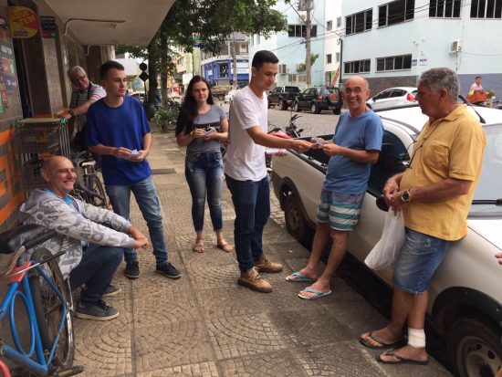 Alfredo Chaves conta com coleta seletiva nos bairros 1 alfredo panfletagem