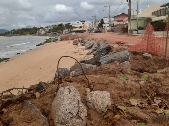 Moradores de Meaípe temem que muro não fique pronto antes do verão em Guarapari