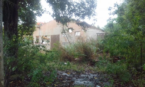 Moradores de Santa Mônica denunciam abandono do antigo Cras no bairro em Guarapari