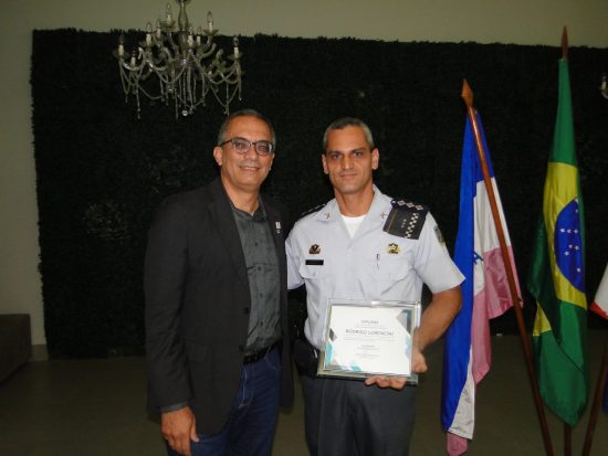 Fernando Otávio e CApitão Lorencini - Policiais Militares recebem homenagem de destaque operacional em Guarapari