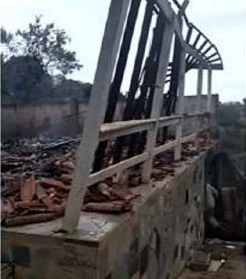 cada incendiada1 - Incendiada casa de família presa suspeita de vender carne de cães e gatos em Guarapari