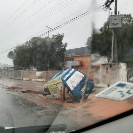 Chuva: Asfalto cede e 'engole' veículo em Guarapari 1 chuva 13 de nov 19 towner