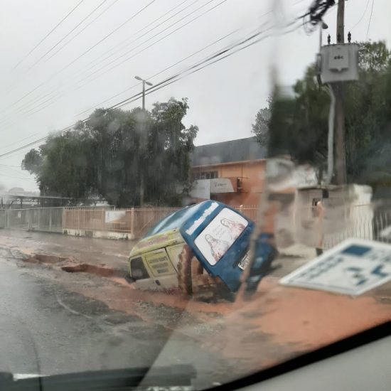 chuva 13 de nov 19 towner - Chuva: Asfalto cede e 'engole' veículo em Guarapari