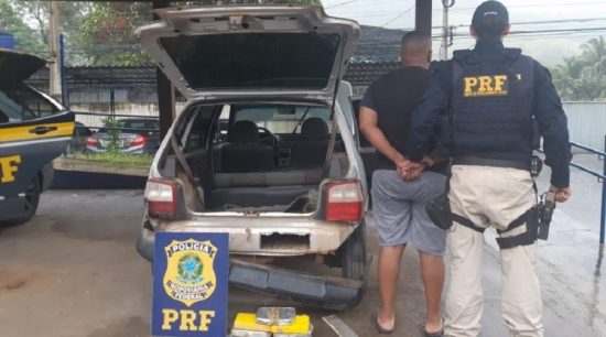 prf - PRF apreende 7,5 kg de pasta base e cloridrato de cocaína em veículo que saiu de Guarapari