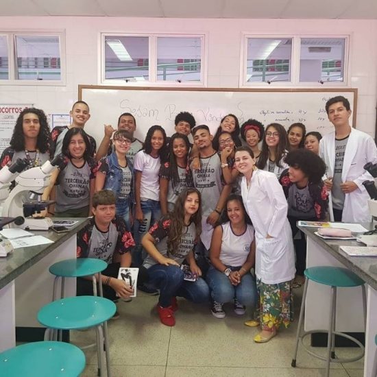 Guarapari: Professora da escola Lyra Ribeiro Santos é finalista em prêmio de educação científica 1 professora prêmio