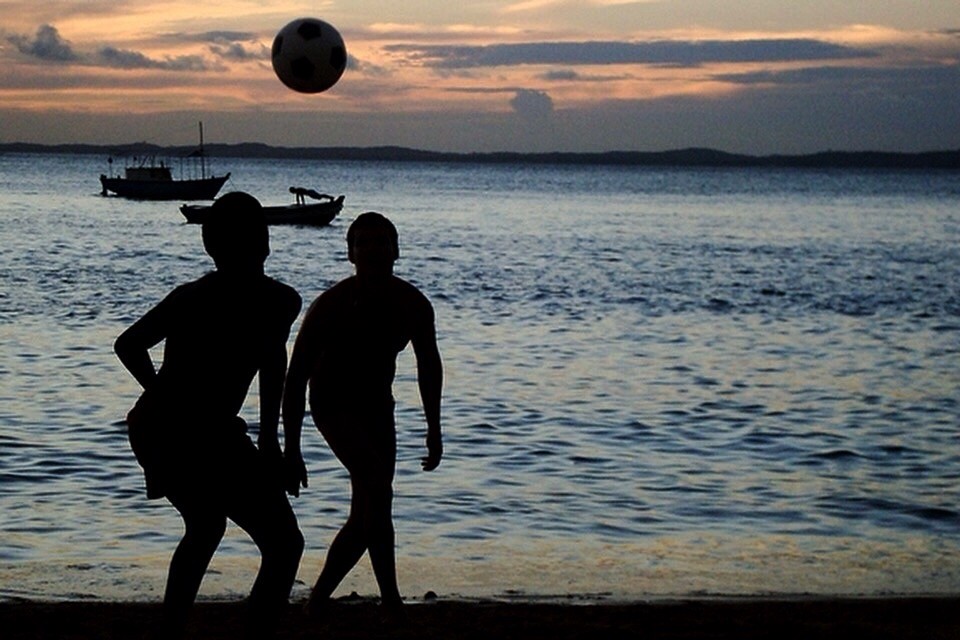 Práticas esportivas nas praias de Guarapari com horários e locais determinados
