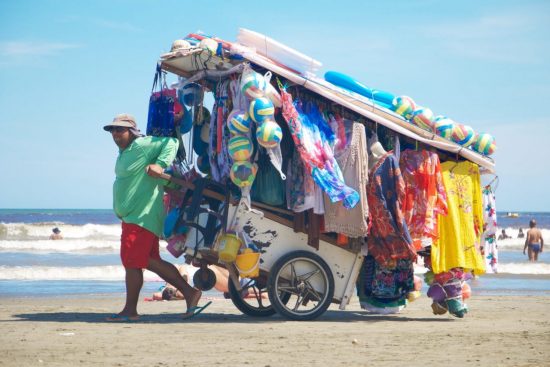 vendedor ambulante - Prefeitura pretende aumentar fiscalização de ambulantes nas praias de Guarapari