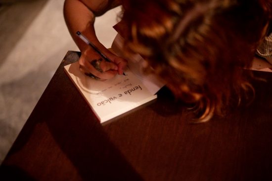 Escritora de Guarapari lança livro sobre empoderamento feminino 2 DSC01229