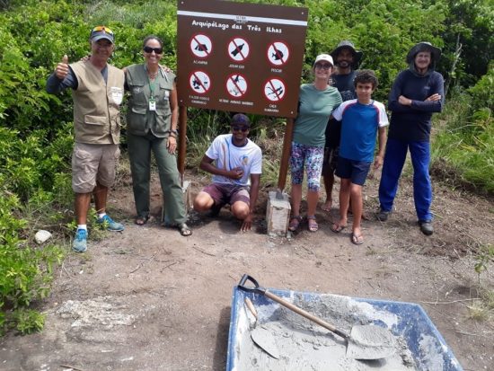 Iema - Arquipélago das Três Ilhas recebe primeiras placas de sinalização ambiental em Guarapari