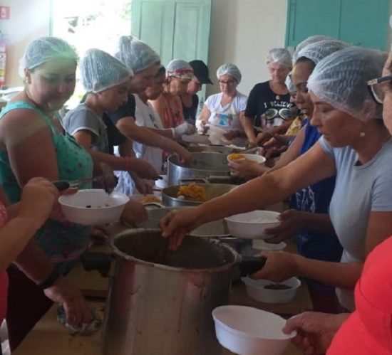 ki - “Aqui tem amor”: voluntários de Anchieta levam mais que comida às vítimas das chuvas