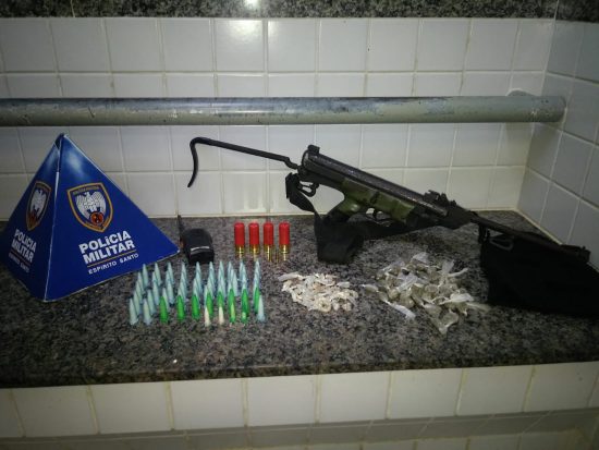 imagem 2 - PM apreende arma, drogas e produtos roubados em Guarapari