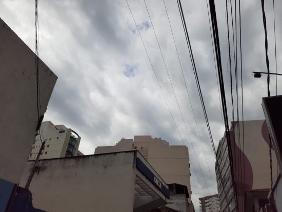 Guarapari tem aviso de atenção para chuvas intensas nesta terça (11) 1 previsão para 11 02