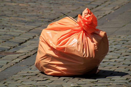 saco lixo 787 - Coronavírus: Serviços de coleta de lixo e limpeza pública poderão sofrer atrasos em Guarapari