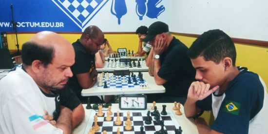 Primeiro dia de Torneio de Xadrez reúne crianças e jovens de