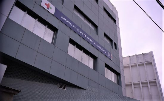 Fachada HEUE com placa - Hospital Estadual de Urgência e Emergência abre vagas no ES