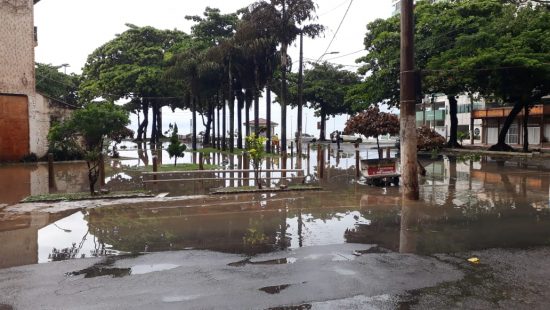 Guarapari chuva2 1 - Guarapari, Alfredo Chaves e Iconha estão entre as cidades atingidas pela forte chuva do final de semana